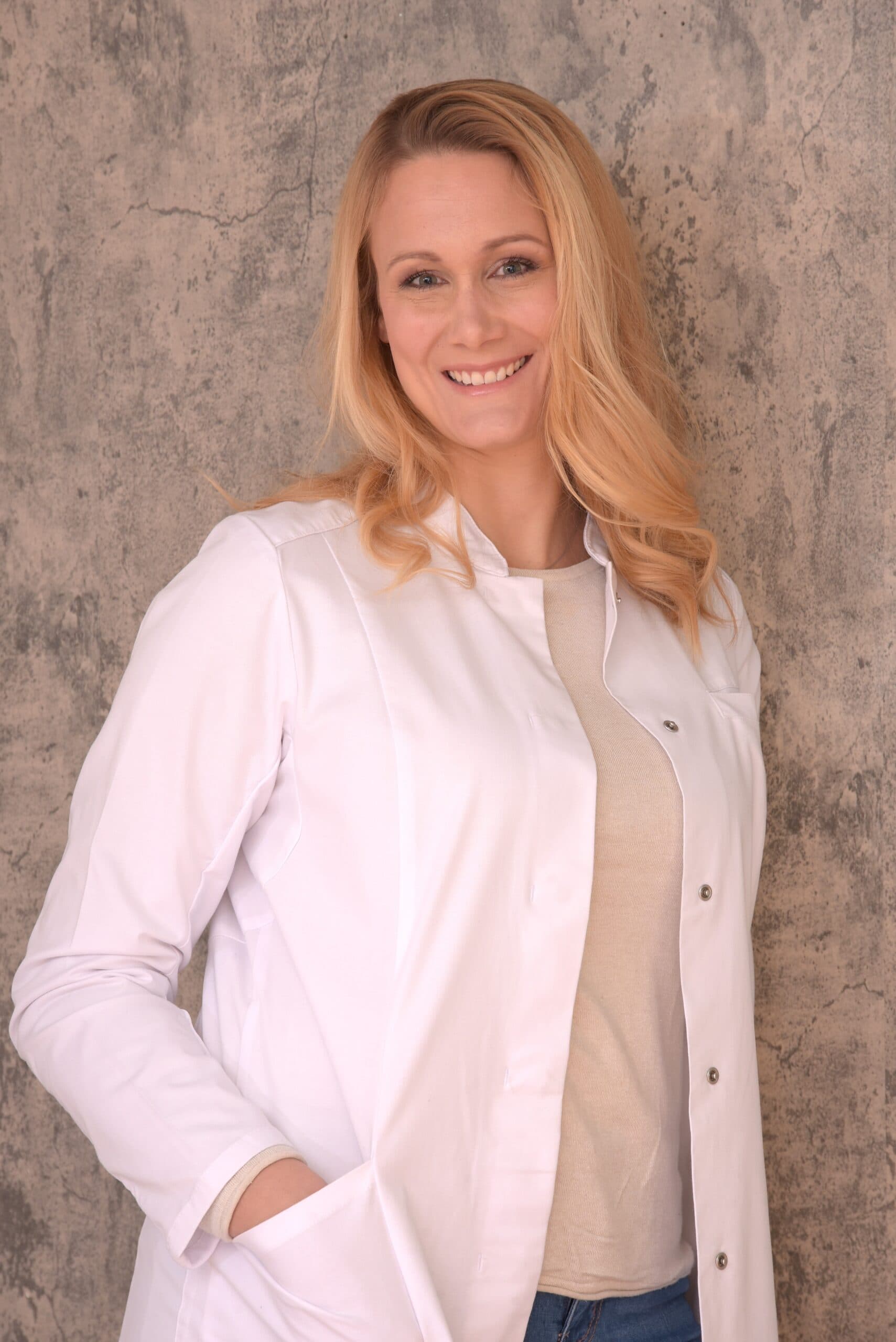 Portrait of Dr. Bettina Wittmann in a white coat